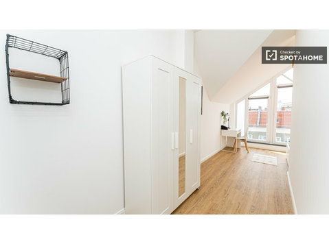 Chambre à louer dans un appartement de 10 chambres à Berlin - À louer