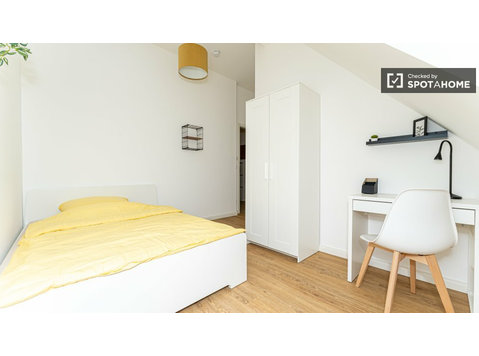 Berlin'de 10 yatak odalı dairede kiralık oda - Kiralık