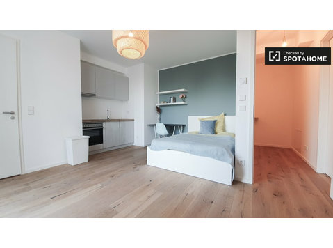 Chambre à louer dans un appartement avec 2 chambres à Berlin - À louer