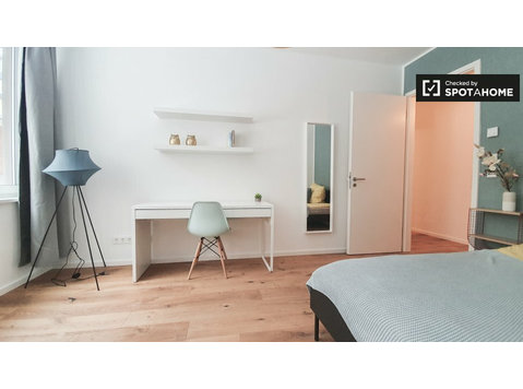 Berlin'de 3 yatak odalı dairede kiralık oda - Kiralık