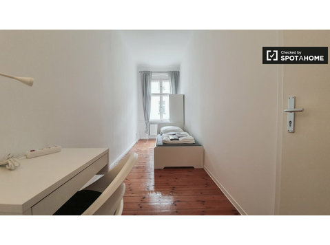 Chambre à louer dans un appartement avec 3 chambres à Berlin - À louer