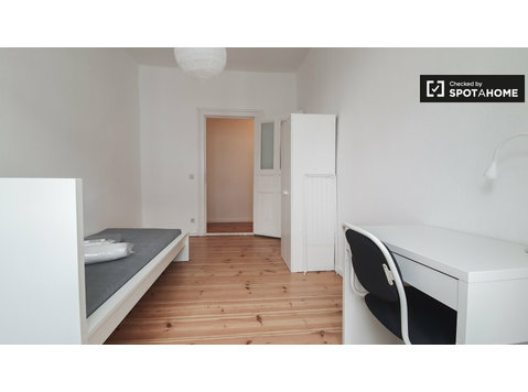 Chambre à louer dans un appartement avec 3 chambres à Berlin - À louer