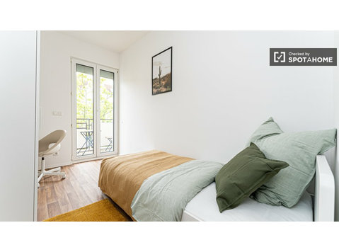 Room for rent in apartment with 3 bedrooms in Berlin - Kiadó