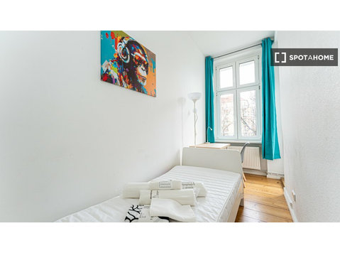 Berlin'de 3 yatak odalı dairede kiralık oda - Kiralık