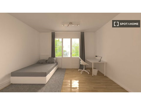 Camera in affitto in appartamento con 3 camere da letto a… - In Affitto