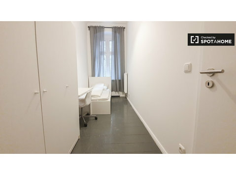 Chambre à louer dans appartement avec 3 chambres à Kreuzberg - À louer