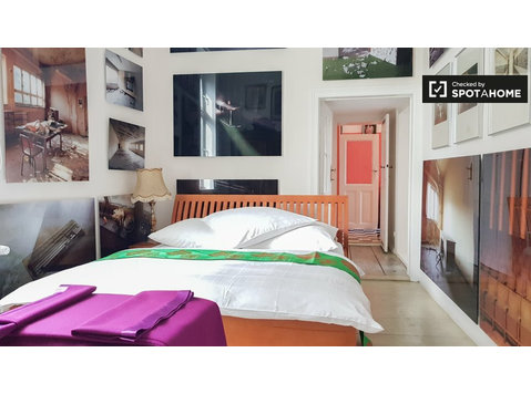 Chambre à louer dans appartement avec 3 chambres à Kreuzberg - À louer