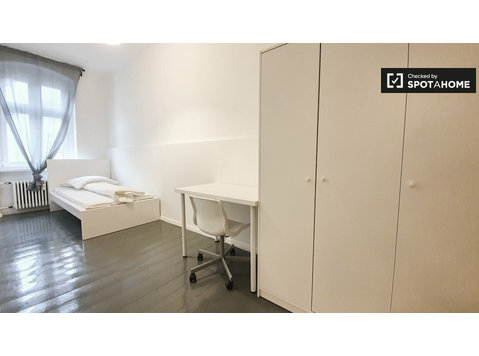 Zimmer zu vermieten in Apartment mit 3 Schlafzimmern in… - Zu Vermieten
