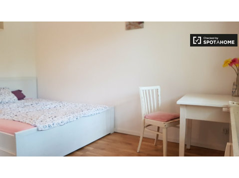 Camera in affitto in appartamento con 3 camere da letto a… - In Affitto