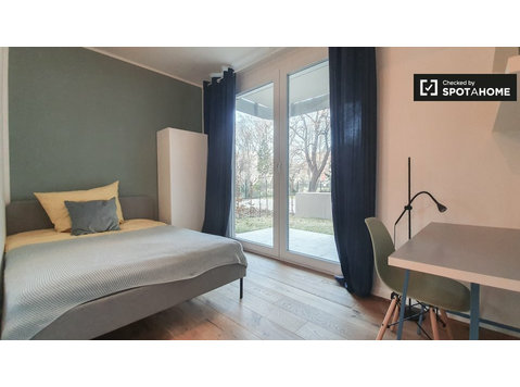 Pokój do wynajęcia w mieszkaniu z 4 sypialniami w Berlinie - Do wynajęcia