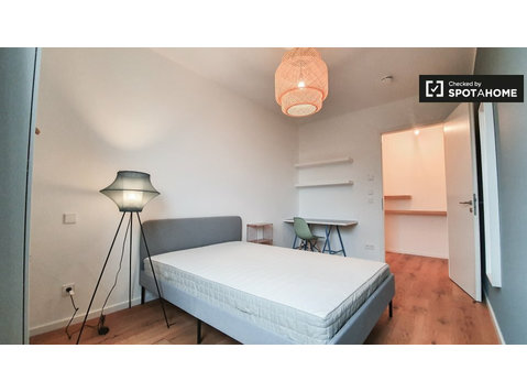 Pokój do wynajęcia w mieszkaniu z 4 sypialniami w Berlinie - Do wynajęcia
