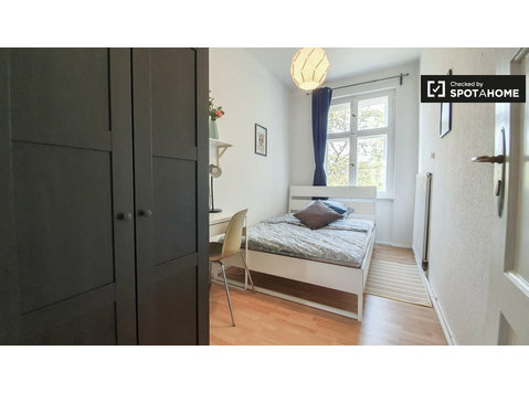 Chambre à louer dans un appartement avec 4 chambres à Berlin - À louer