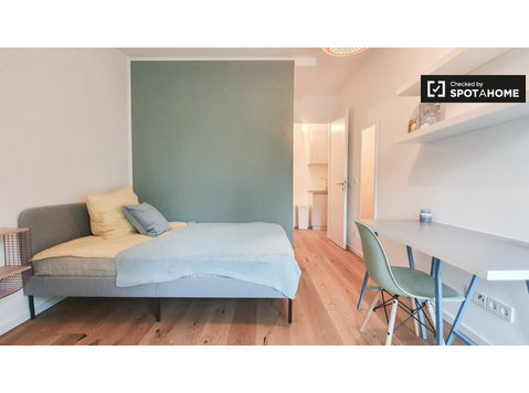 Zimmer zu vermieten in Wohnung mit 4 Schlafzimmern in Berlin - Zu Vermieten