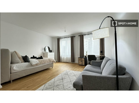 Berlin'de 4 yatak odalı dairede kiralık oda - Kiralık
