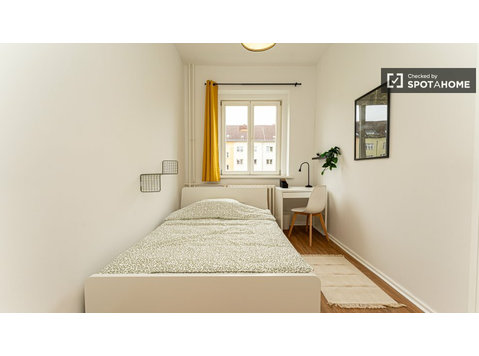 Quarto para alugar em apartamento com 4 quartos em Berlim - Aluguel