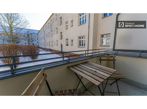 Berlin'de 4 yatak odalı dairede kiralık oda - Kiralık