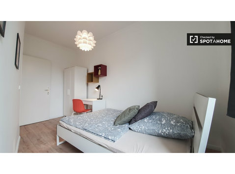 Camera in affitto in appartamento con 4 camere da letto a… - In Affitto