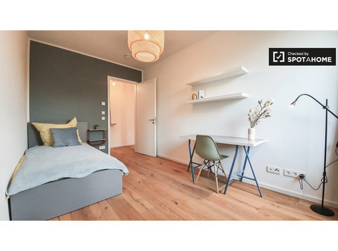 Chambre à louer dans un appartement avec 4 chambres à Berlin - À louer
