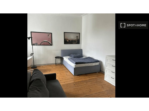 Se alquila habitación en apartamento de 4 habitaciones en… - Alquiler