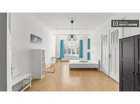Chambre à louer dans un appartement avec 4 chambres à Berlin - À louer