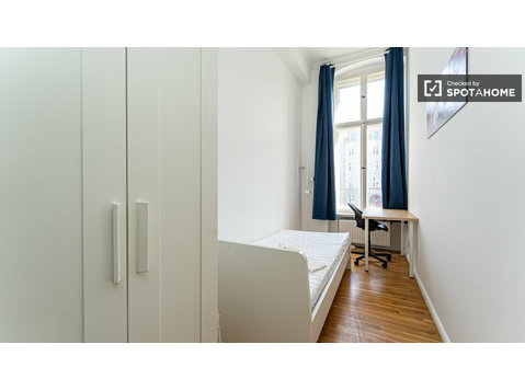 Camera in affitto in appartamento con 4 camere da letto a… - In Affitto