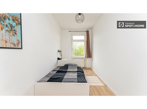 Zimmer zu vermieten in Wohnung mit 5 Schlafzimmern in Berlin - Zu Vermieten