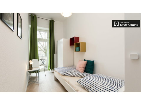 Room for rent in apartment with 5 bedrooms in Berlin - For Rent