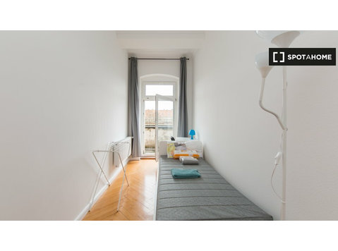Room for rent in apartment with 5 bedrooms in Berlin -  வாடகைக்கு 