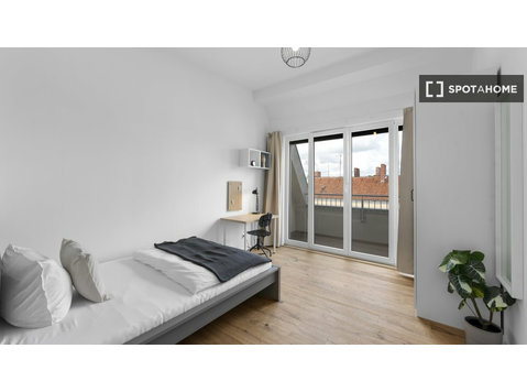 Chambre à louer dans un appartement avec 5 chambres à Berlin - À louer