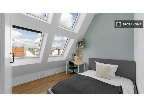 Chambre à louer dans un appartement avec 5 chambres à Berlin - À louer