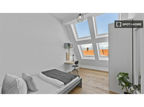 Room for rent in apartment with 5 bedrooms in Berlin - Na prenájom