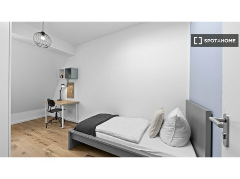Quarto para alugar em apartamento com 5 quartos em Berlim - Aluguel
