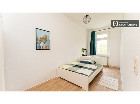 Quarto para alugar em apartamento com 5 quartos em Berlim - Aluguel