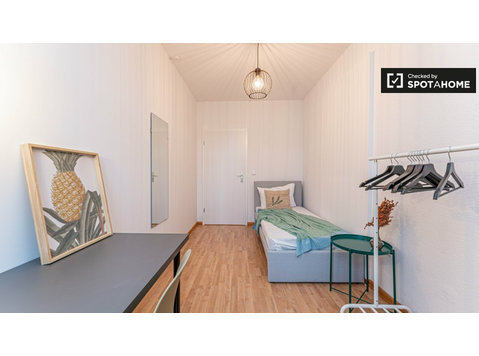 Pokój do wynajęcia w mieszkaniu z 5 sypialniami w Berlinie - Do wynajęcia