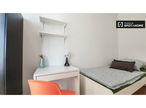 Berlin'de 5 yatak odalı dairede kiralık oda - Kiralık