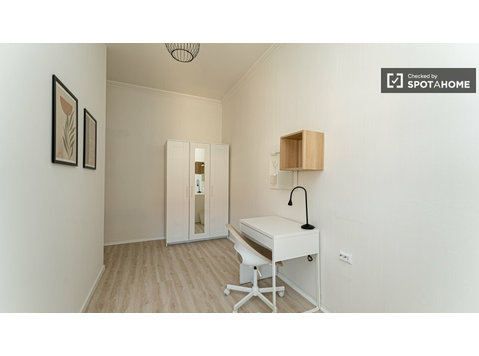 Chambre à louer dans un appartement avec 5 chambres à Berlin - À louer