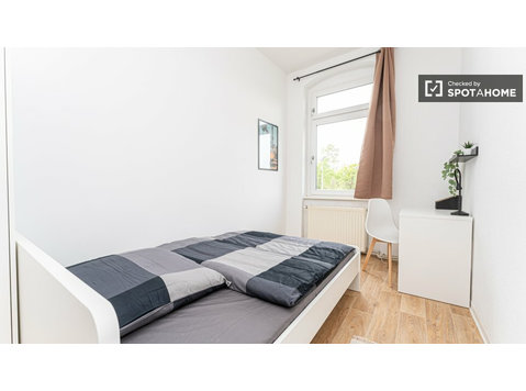 Quarto para alugar em apartamento com 5 quartos em Berlim - Aluguel