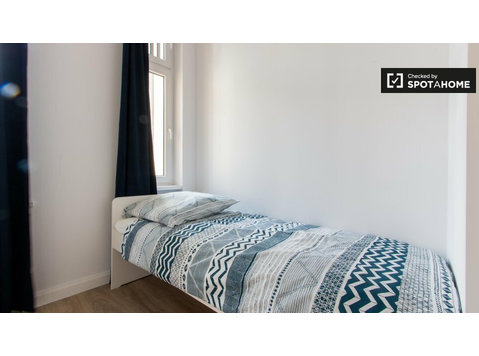 Moabit, Berlin'de 5 yatak odalı dairede kiralık oda - Kiralık