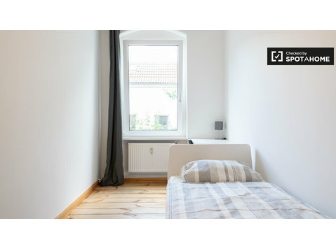 Chambre à louer dans appartement avec 5 chambres à Neukölln - À louer