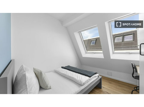 Pokój do wynajęcia w mieszkaniu z 6 sypialniami w Berlinie - Do wynajęcia