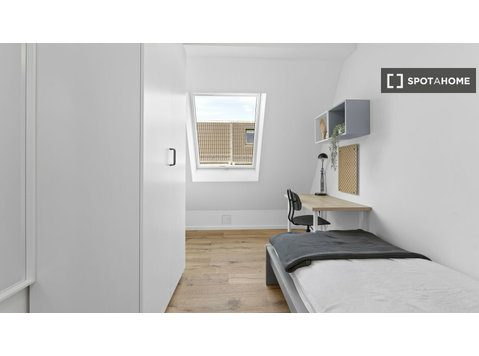 Chambre à louer dans un appartement avec 6 chambres à Berlin - À louer