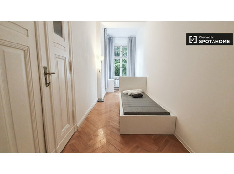 Zimmer zu vermieten in Wohnung mit 6 Schlafzimmern in Berlin - Zu Vermieten