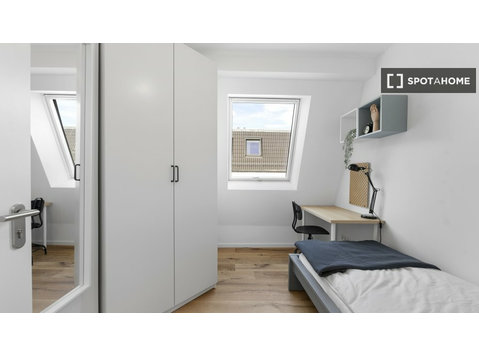Camera in affitto in appartamento con 6 camere da letto a… - In Affitto