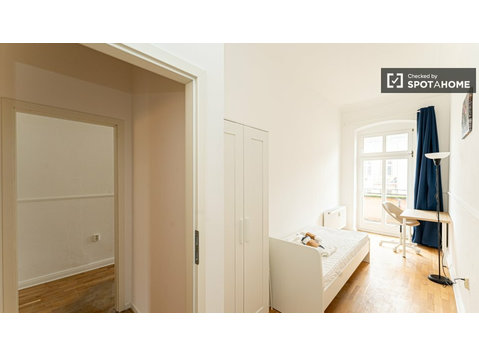 Pokój do wynajęcia w mieszkaniu z 6 sypialniami w Berlinie - Do wynajęcia