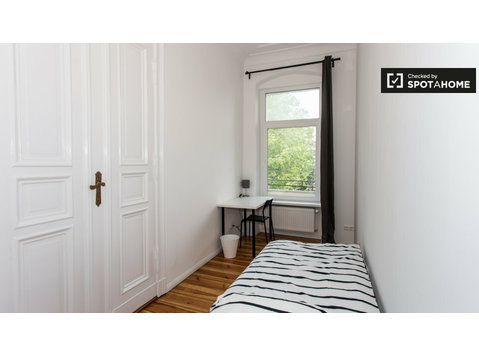 Pokój do wynajęcia w apartamencie z 6 sypialniami w Neukölln - Do wynajęcia