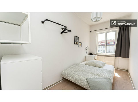Zimmer zu vermieten in Wohnung mit 7 Schlafzimmern in Berlin - Zu Vermieten
