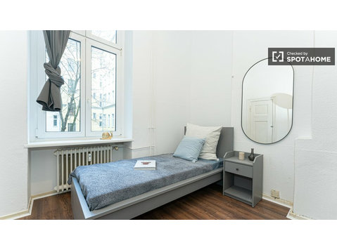 Aluga-se quarto em apartamento com 7 quartos em Berlim - Aluguel