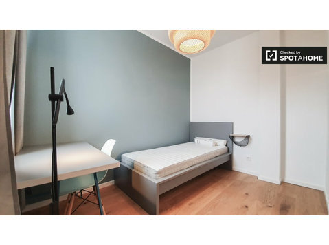 Pokój do wynajęcia w mieszkaniu z 7 sypialniami w Berlinie - Do wynajęcia