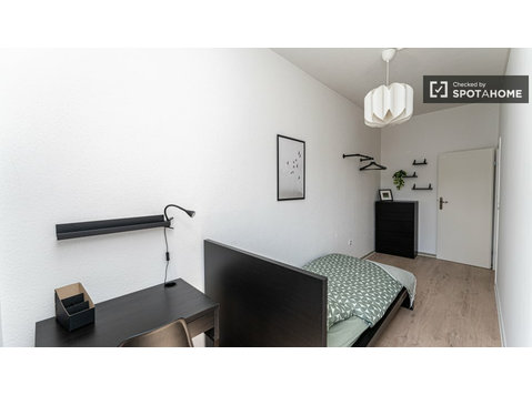 Pokój do wynajęcia w mieszkaniu z 7 sypialniami w Berlinie - Do wynajęcia
