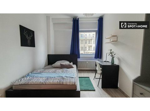 Aluga-se quarto em apartamento com 8 quartos em Berlim - Aluguel